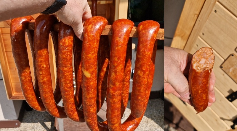 Kiełbasa w całości i przekroju.