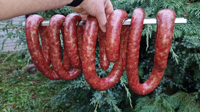 Kiełbasa wyjęta z wędzarni